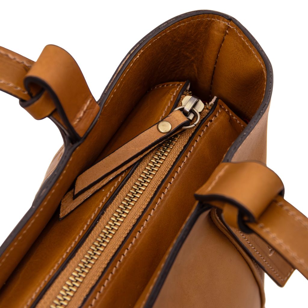 Libra — Leather Shoulder Bag · TL142562 - Orvayla